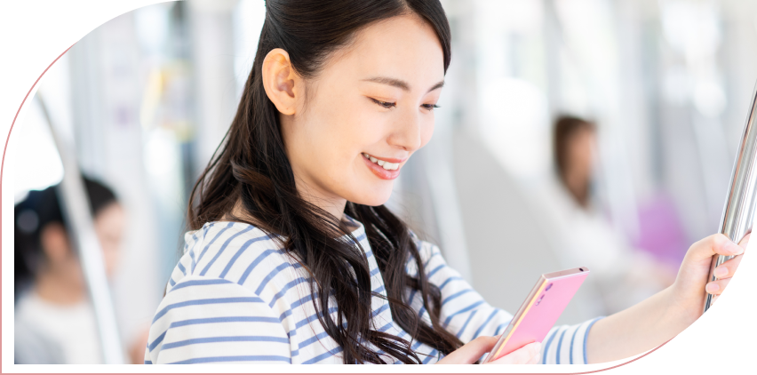 電車でスマホを見る女性