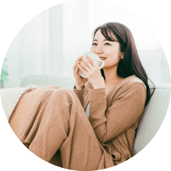 笑顔でくつろぐ女性