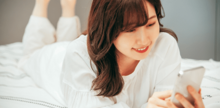 スマートフォンを操作する女性